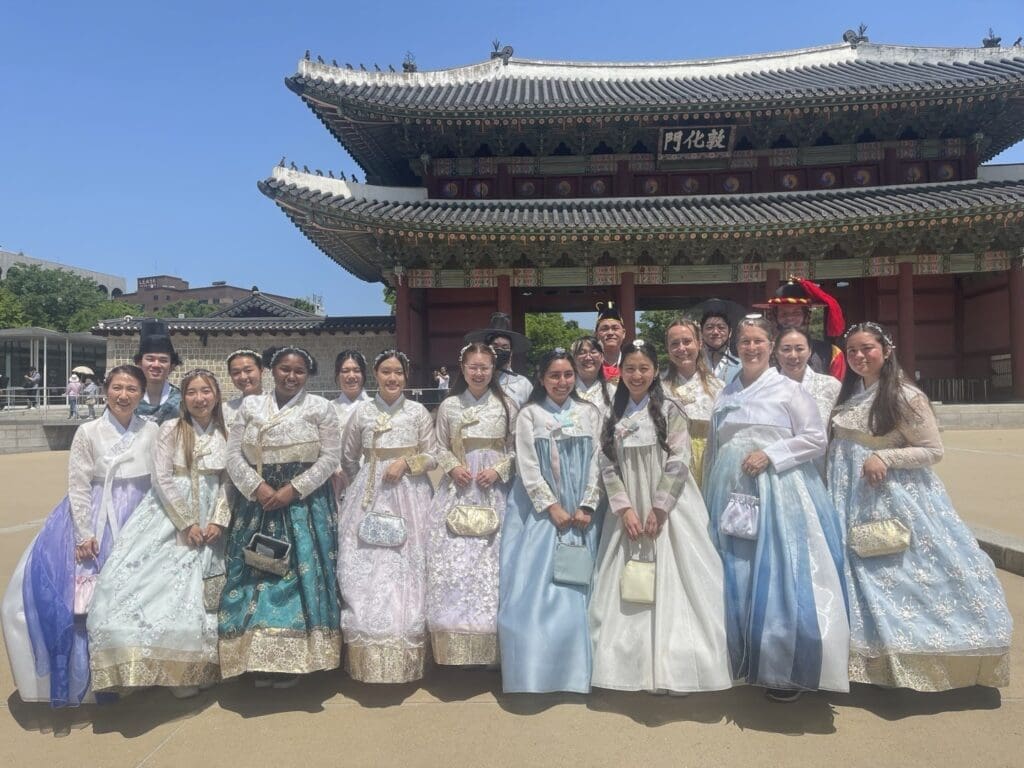 Study abroad student palace visit, with students having Hanboks on